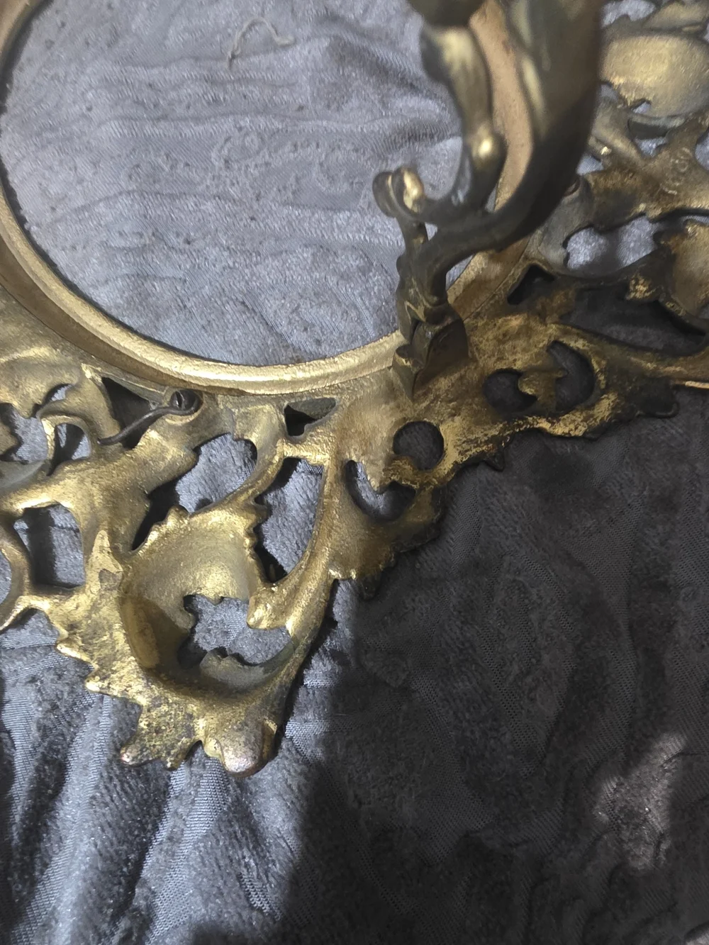 Ornate Baroque Oval Decorative Frame in Gold
